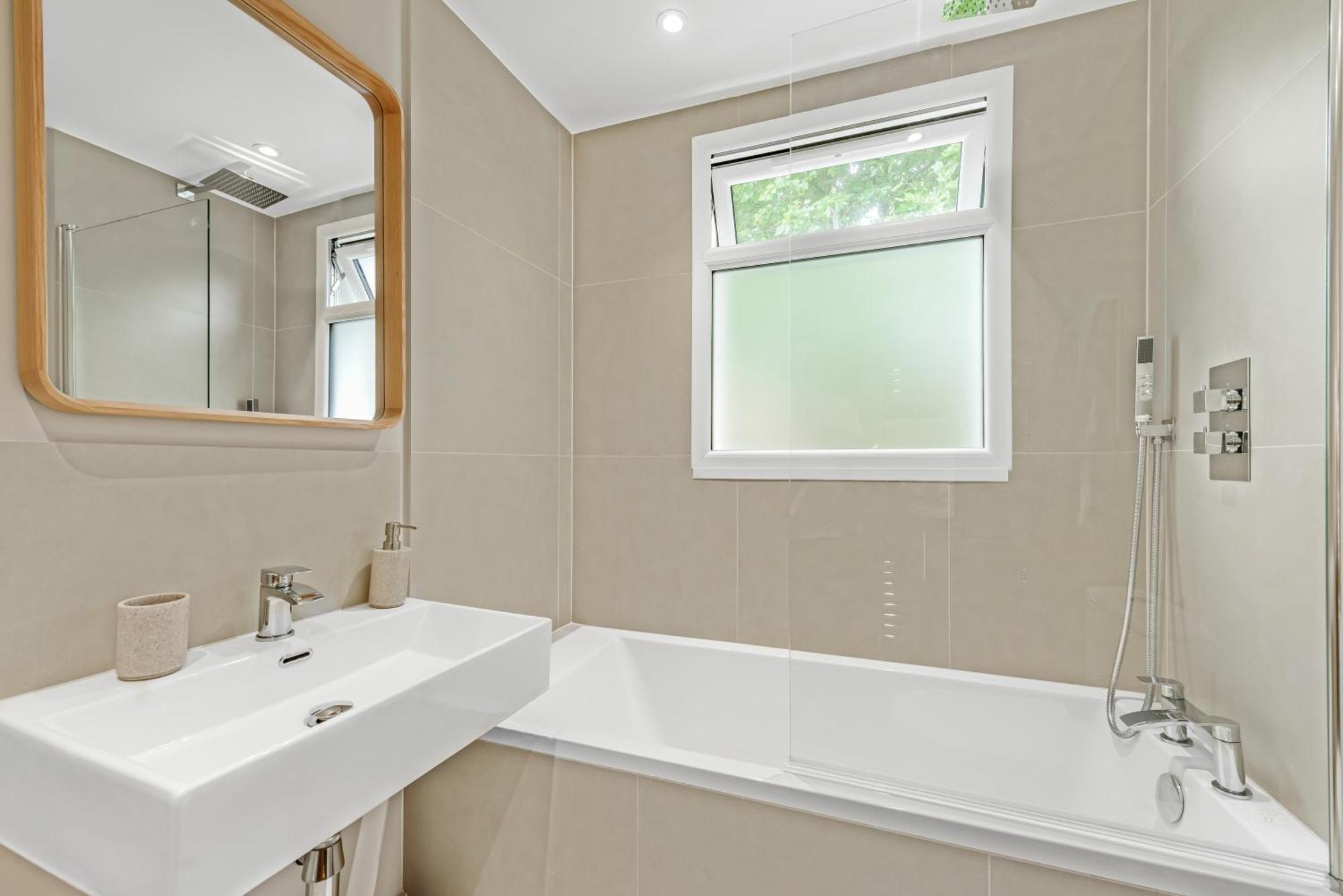 Luxury 3 Bed Apartment With Balcony In Kensington Olympia London Exterior foto